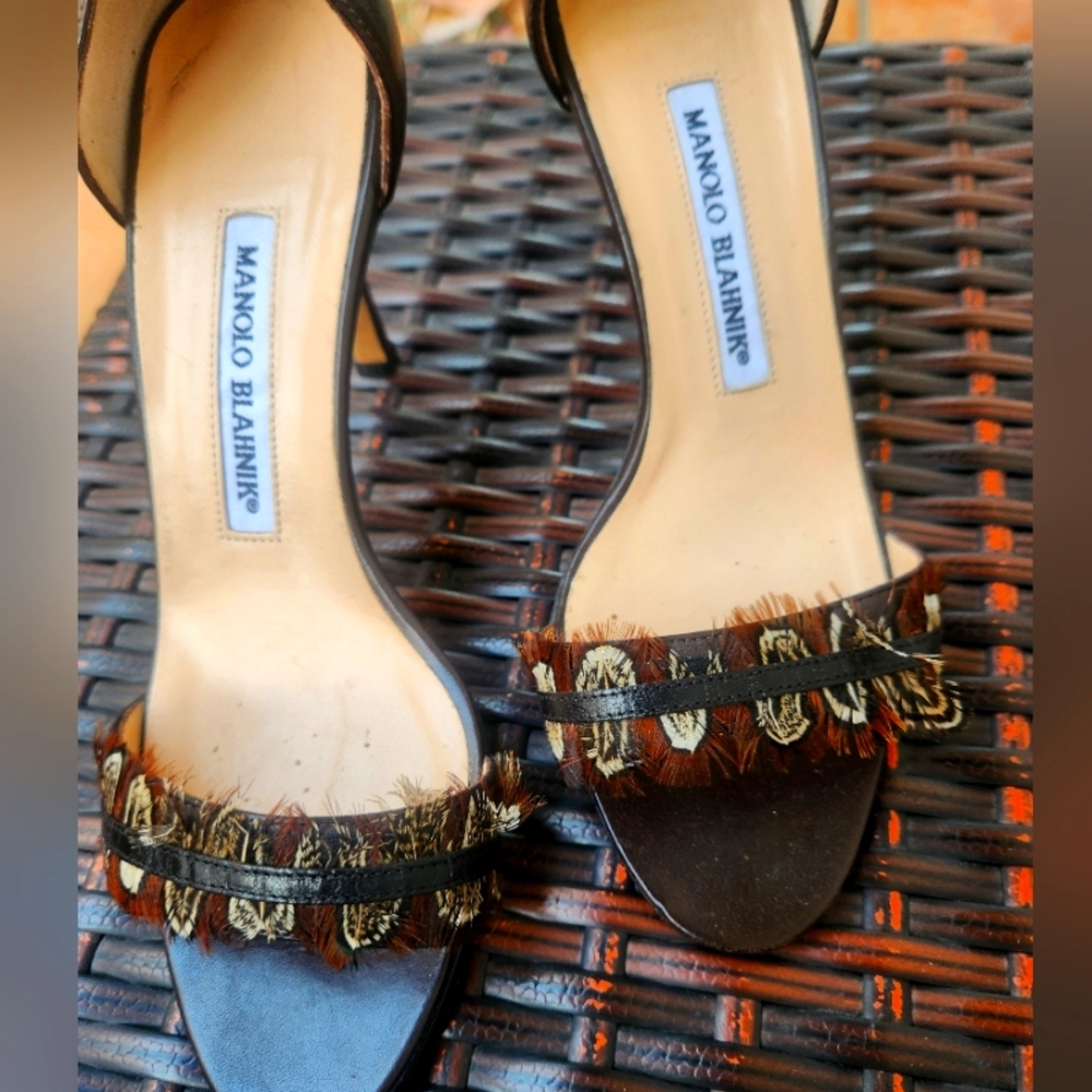New Manolo Blahnik Brown Feathered Heels